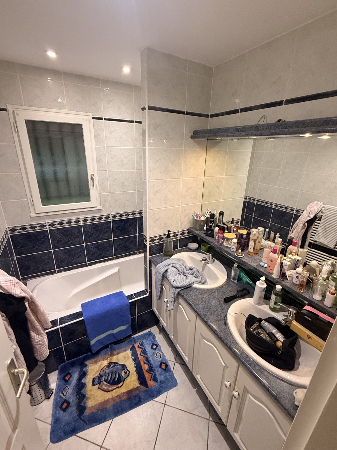 Avant — baignoire et double vasque
