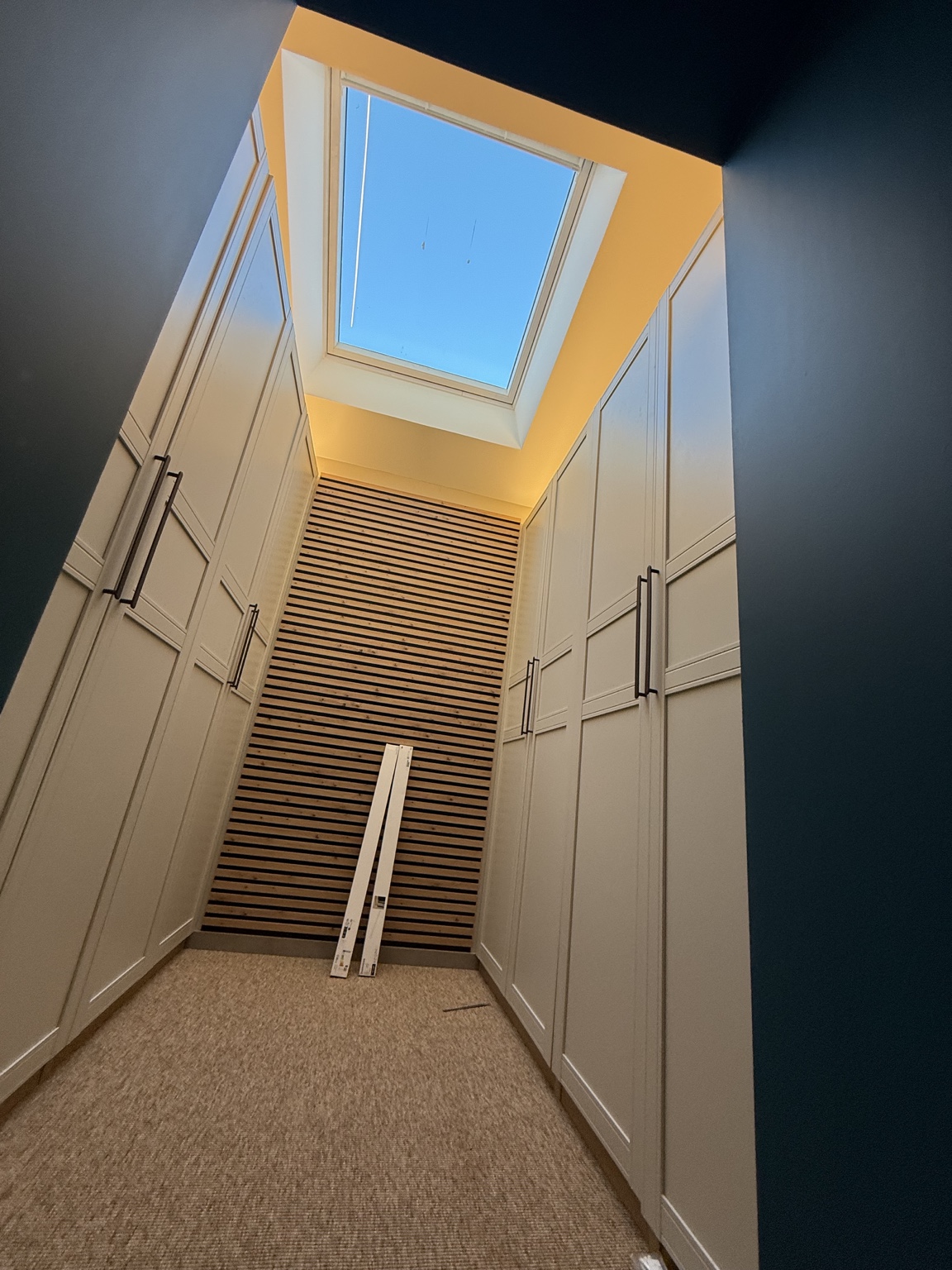 Dressing aménagé sous une fenêtre de toit