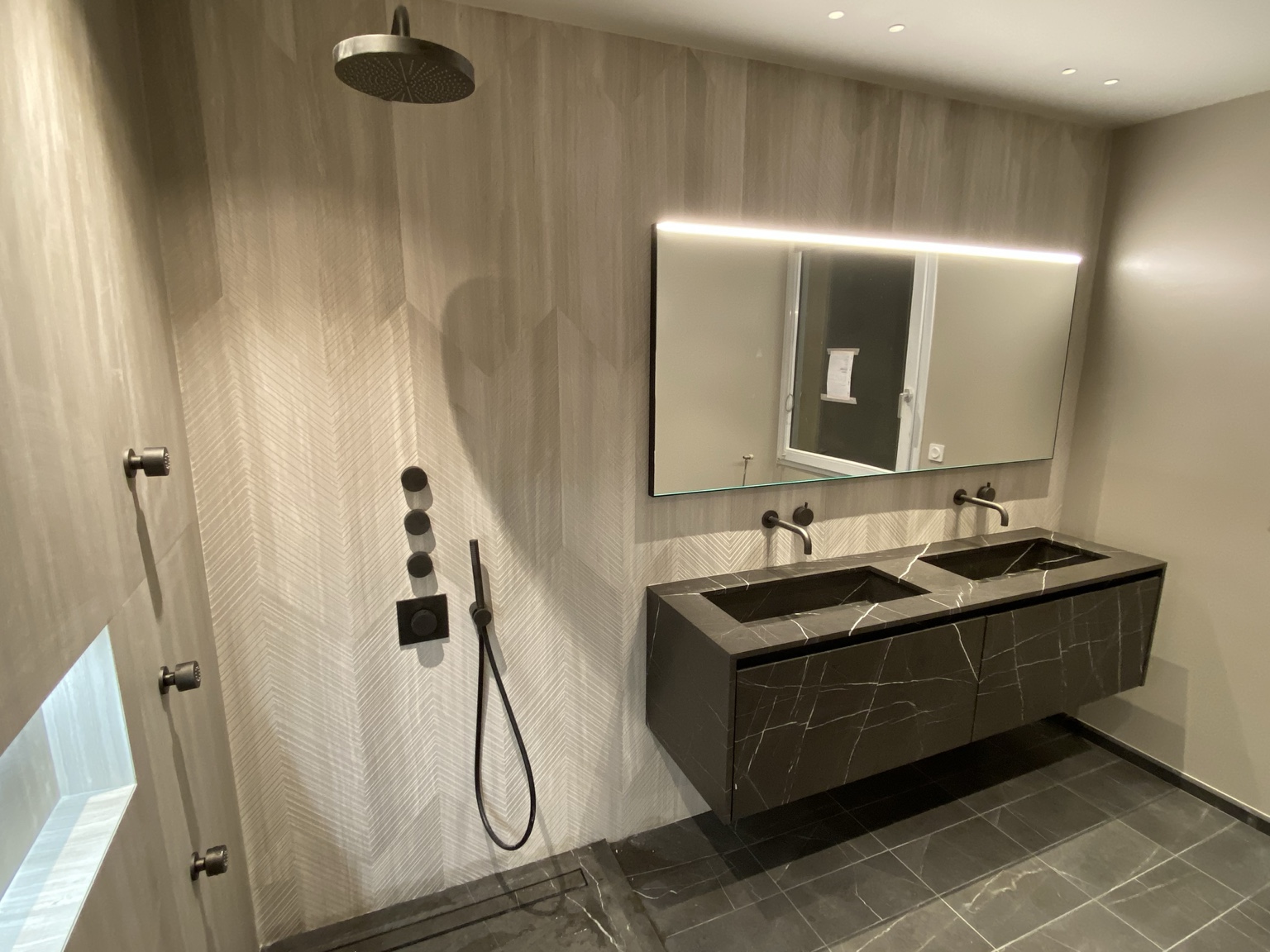 Salle de bains — double vasque effet pierre