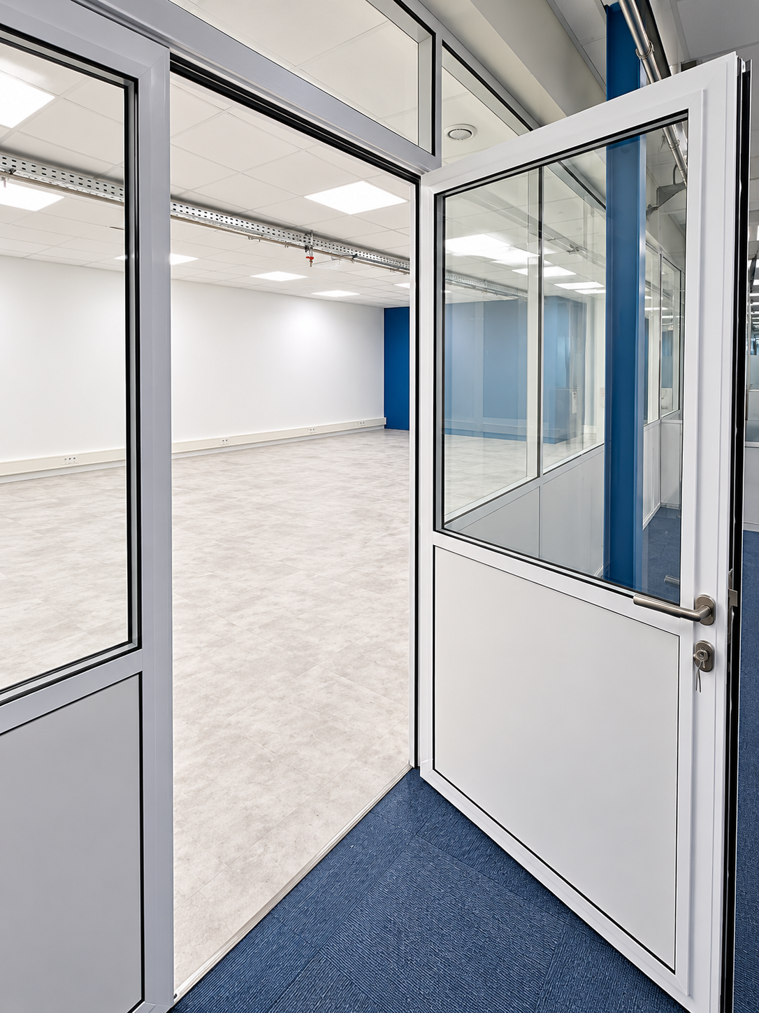 Chantier Voreppe : porte et cloisons vitrées sur ossature aluminium