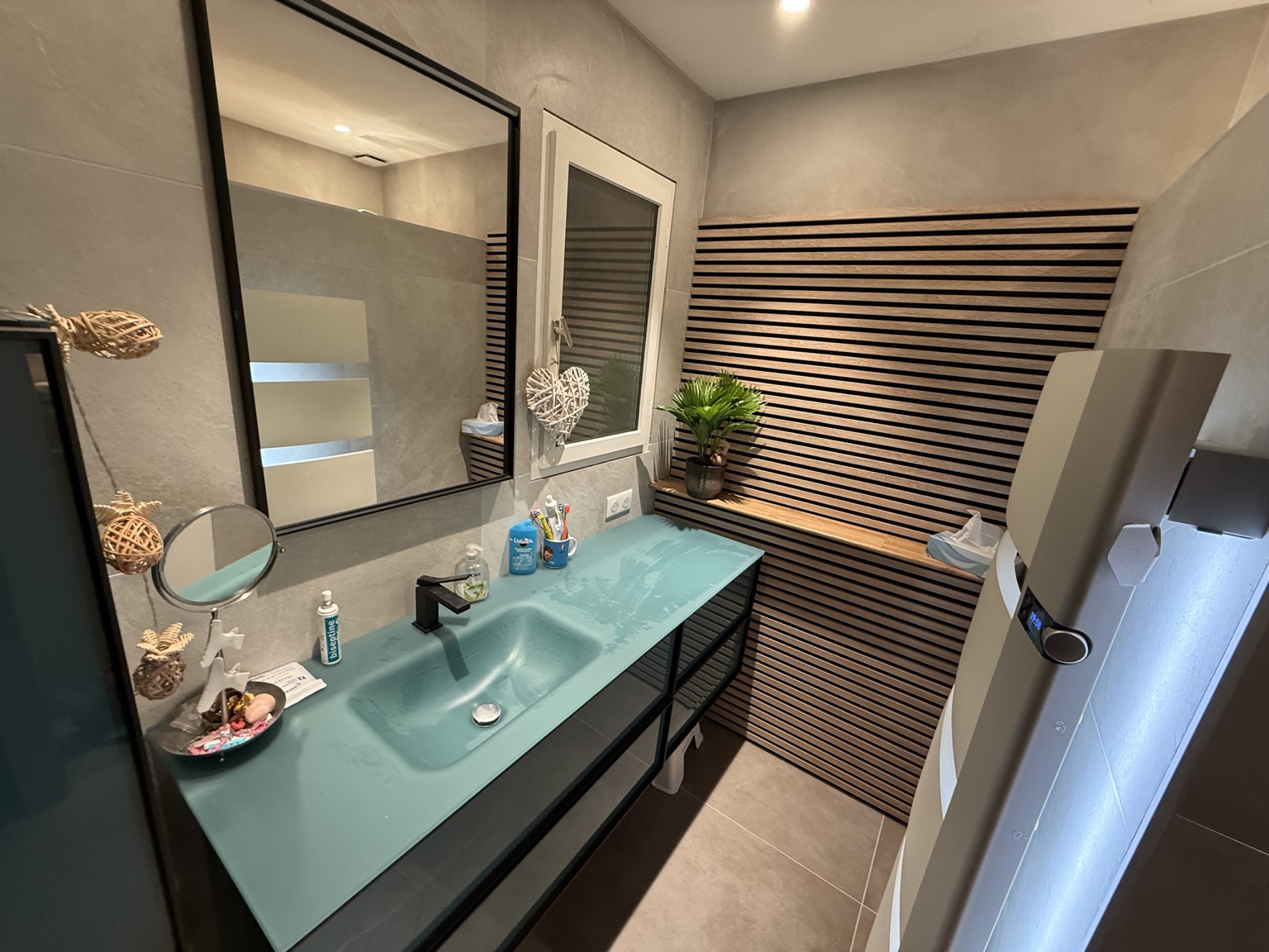 Salle de bains — plan vasque turquoise et tasseaux bois
